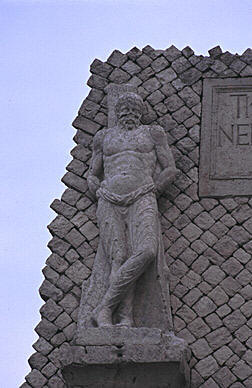Una delle due sculture di barbaro scolpite all'esterno di Porta Boiano 